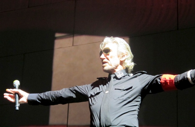 37 Roger Waters The Wall Sydney 2012-02-14.jpg